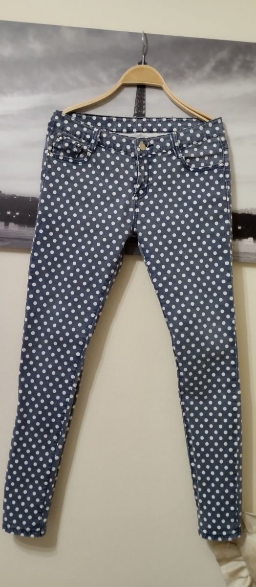 Pantalón vaquero de topitos