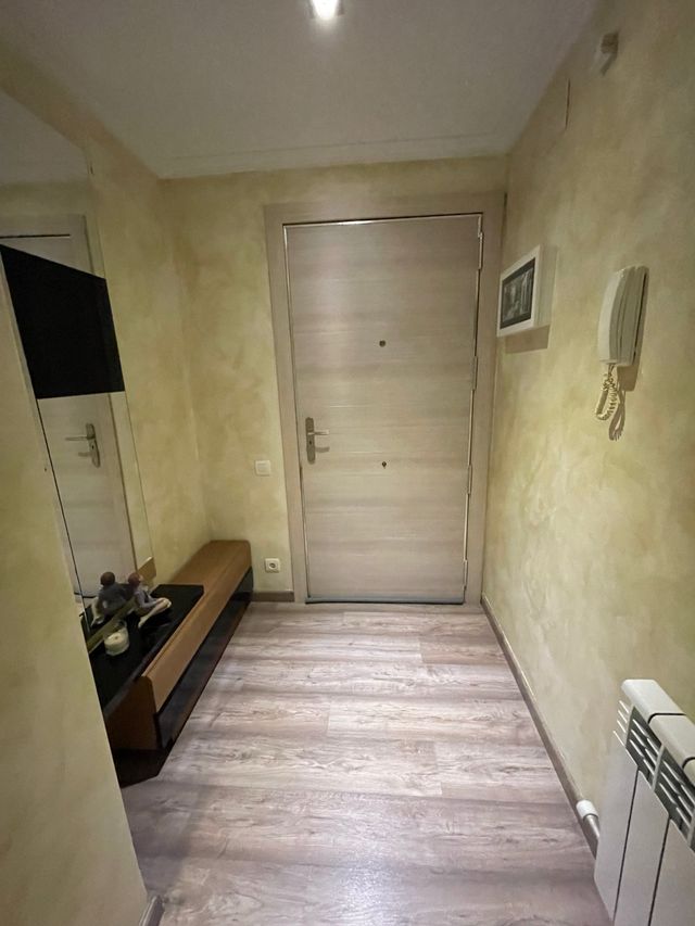 Mueble de recibidor con espejo decorativo