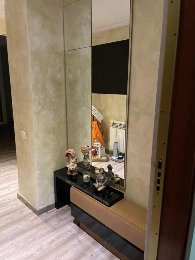 Mueble de recibidor con espejo decorativo