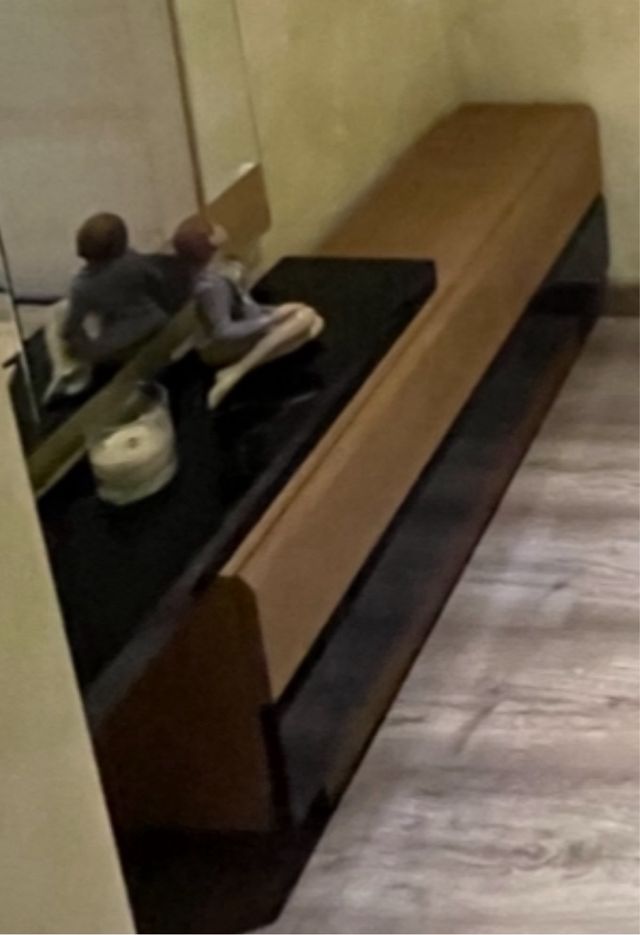 Mueble de recibidor con espejo decorativo