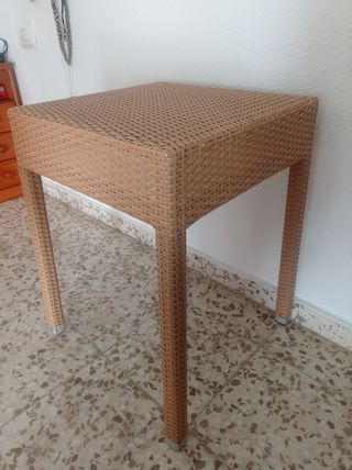 Mesa mimbre auxiliar beige nueva.