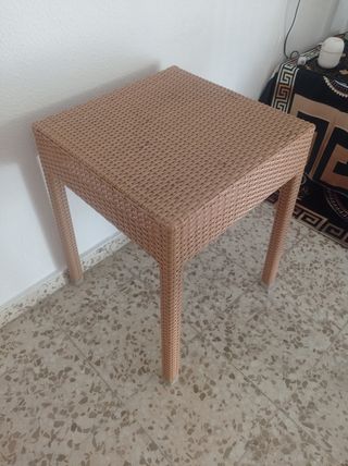 Mesa mimbre auxiliar beige nueva.