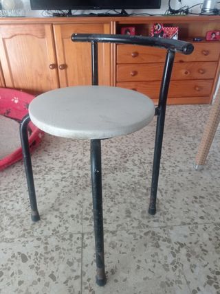 Taburete metálico blanco y negro