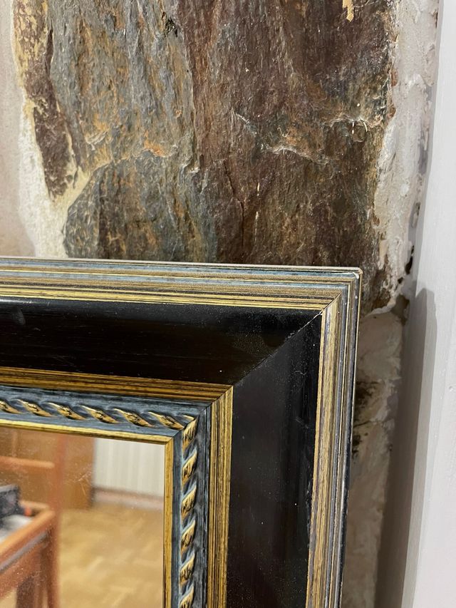 Espejo con marco negro y dorado