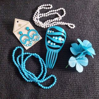 Accesorios flamenca tonos azul y blanco.