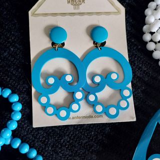 Accesorios flamenca tonos azul y blanco.