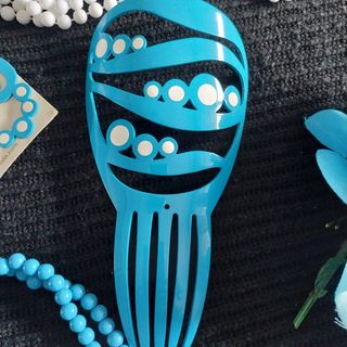 Accesorios flamenca tonos azul y blanco.