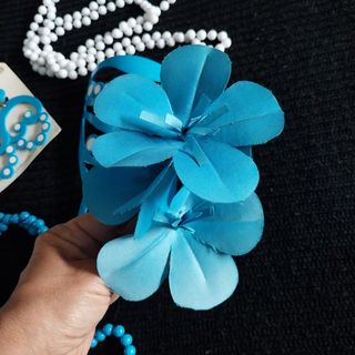 Accesorios flamenca tonos azul y blanco.