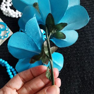 Accesorios flamenca tonos azul y blanco.