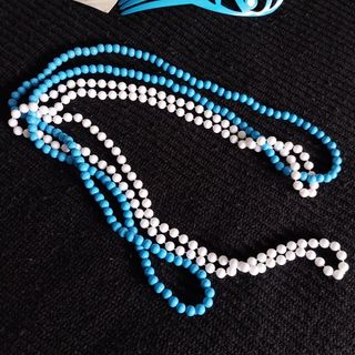 Accesorios flamenca tonos azul y blanco.