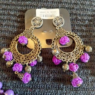 Accesorios flamenca en tonos morado y blanco.