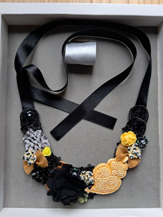 Collar IrinasB negro y amarillo