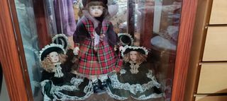 Vitrina madera maciza + 9 muñecas porcelana