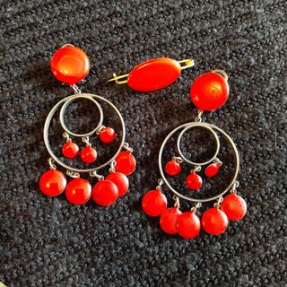 Peineta, pendientes y broche y flor flamenca rojos