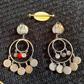 Peineta, pendientes y broche y flor flamenca rojos