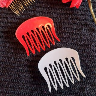 Peineta, pendientes y broche y flor flamenca rojos