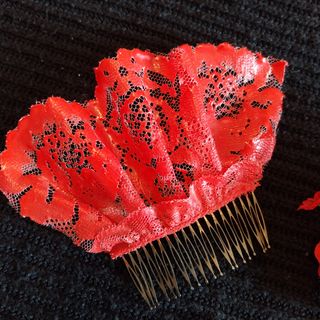 Peineta, pendientes y broche y flor flamenca rojos