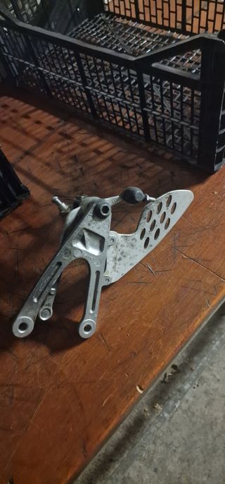 Estribera Izquierda Yamaha R1 2006