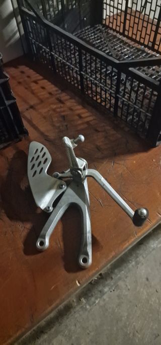 Estribera Izquierda Yamaha R1 2006