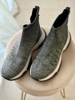 Botines tenis Guess - negros