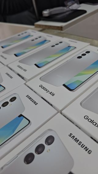 Samsung Galaxy A16 128GB - Blanco/Negro