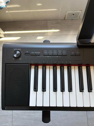 Piano digital Yamaha con soporte y funda