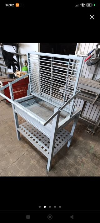 Barbacoa giratoria metalica gris