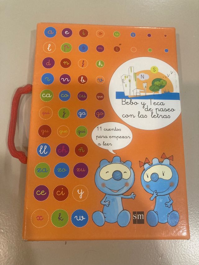 Bebo y teca de paseo con las letras