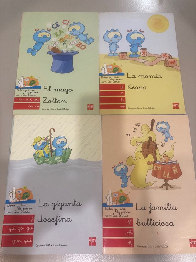 Bebo y teca de paseo con las letras