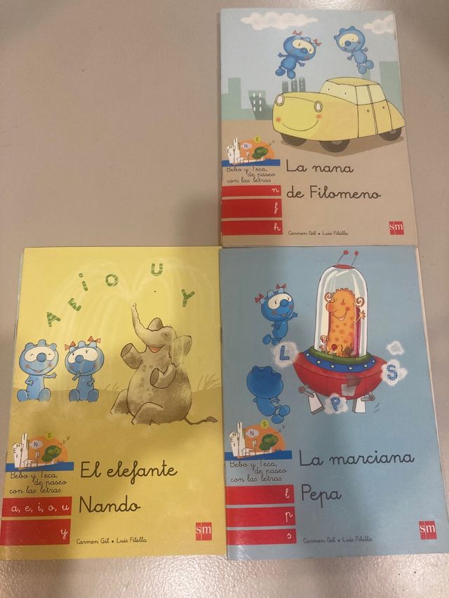 Bebo y teca de paseo con las letras