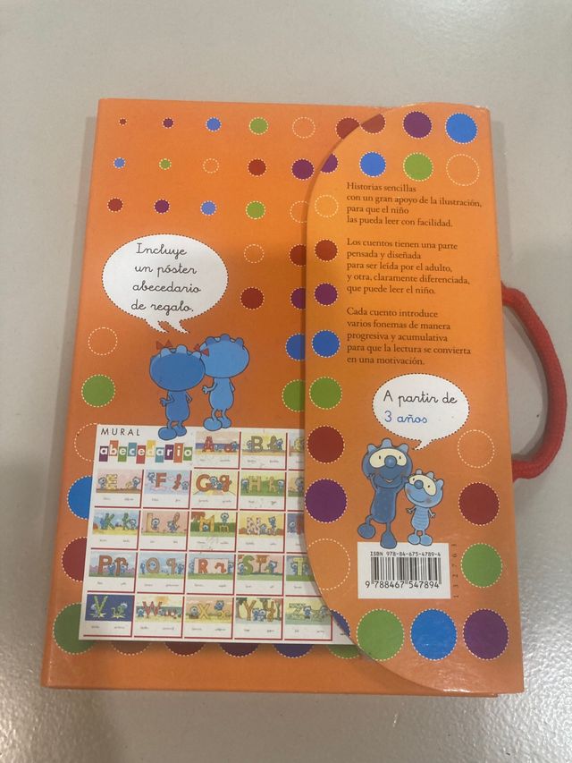 Bebo y teca de paseo con las letras