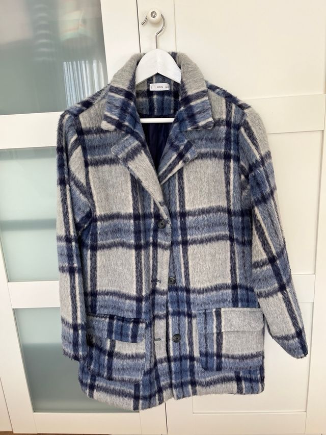Abrigo cuadros Mango