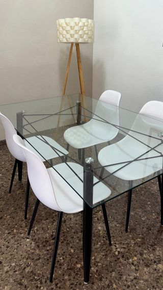 Mesa de comedor con 4 sillas