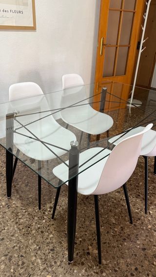 Mesa de comedor con 4 sillas