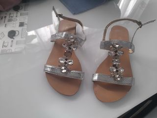 Sandalias plateadas planas