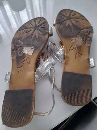 Sandalias plateadas planas