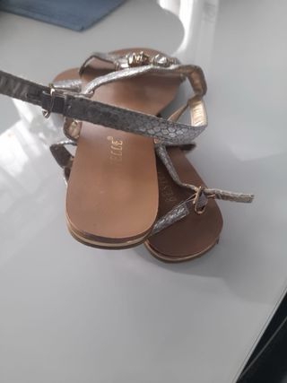 Sandalias plateadas planas