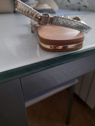 Sandalias plateadas planas