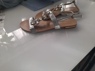 Sandalias plateadas planas