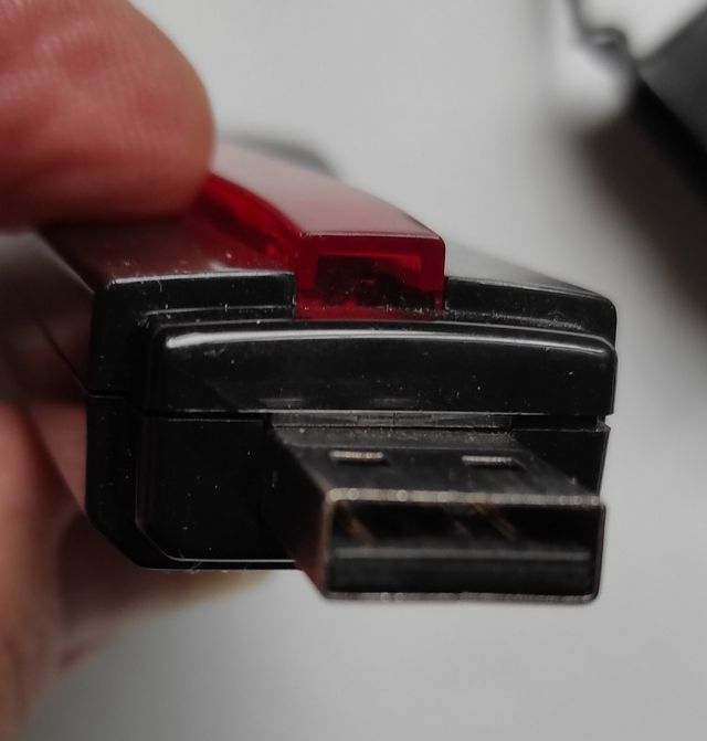 Cartão TV e VHS, USB para PC.