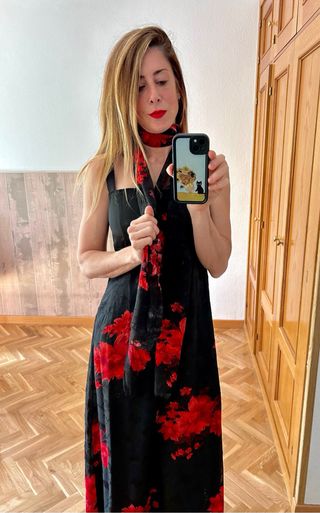 Vestido largo negro flores rojas eventos