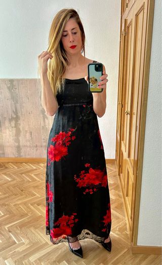 Vestido largo negro flores rojas eventos