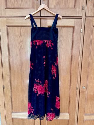 Vestido largo negro flores rojas eventos