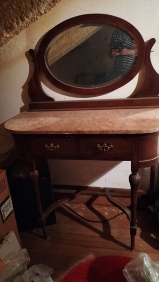 Tocador antiguo de madera y mármol