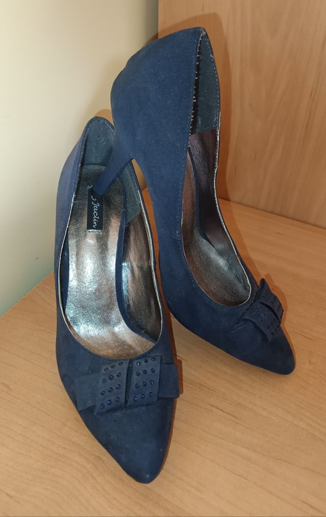 Zapatos de tacón con lazo brillantes