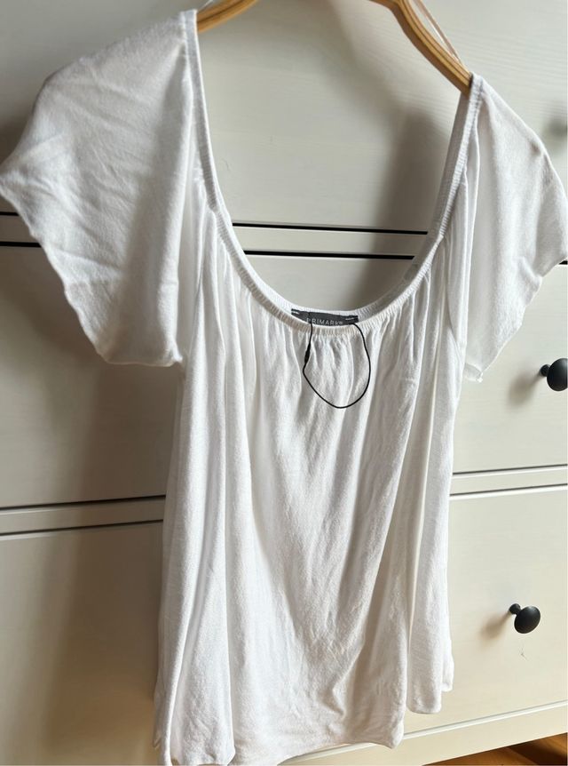 Blusa T.34 blanca de Primark con goma en el escote