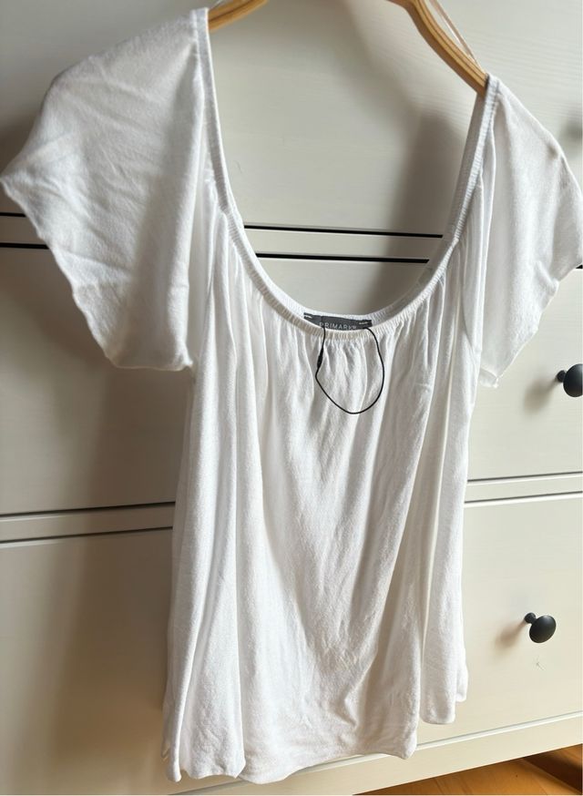 Blusa T.34 blanca de Primark con goma en el escote