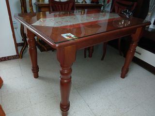 Mesa extensible y  seis sillas robustas .urge vent