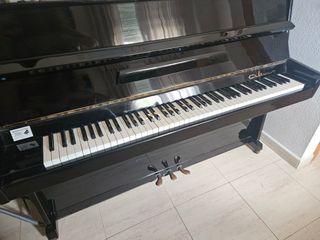 Piano vertical clásico.