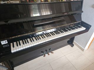 Piano vertical clásico.